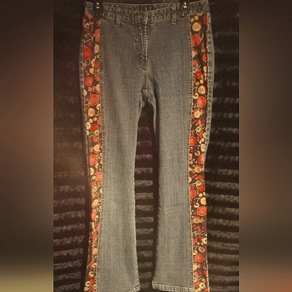 Supercute! High Rise Flare Leg With Flower Detail Jeans Size 6 GUC
